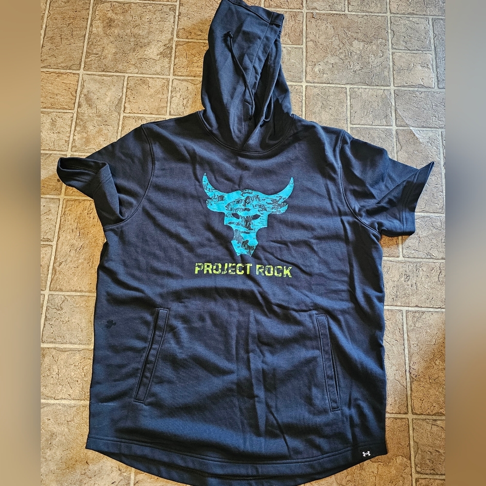 Size L Underarmour Project Rock Short sleeve hoodie